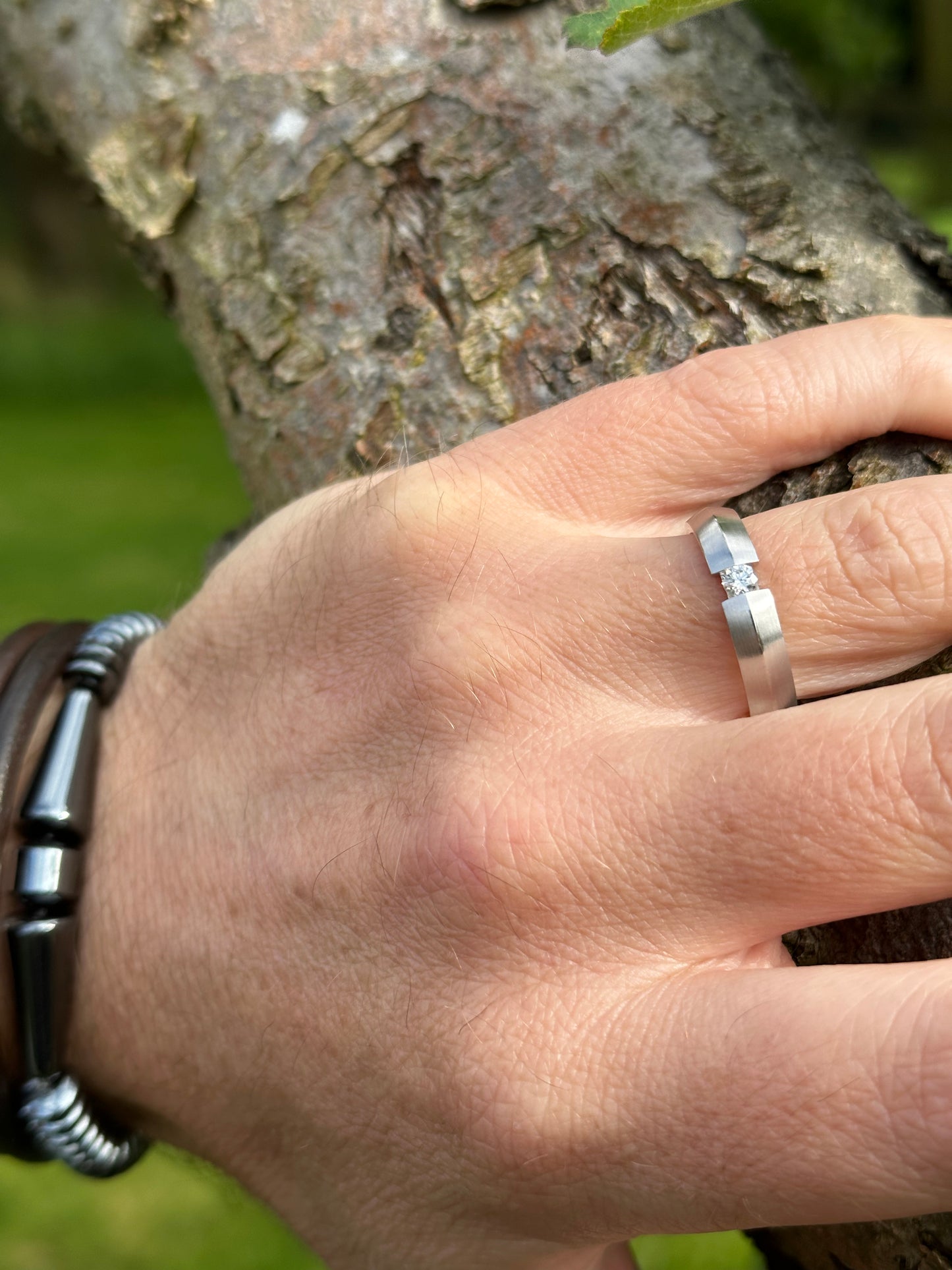 18ct white gold shaped band with a brilliant diamond Ring Gerstner   